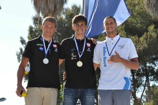 Piotr Myszka, Pawel Tarnowski i Dorian Van Rijsselberge NED na podium w Hyeres